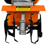 Die T-Mech Motorhacke zeigt orangefarbene Metallzinken, die robust und scharf sind, ideal zum Bearbeiten von Gartenboden und zur Bodenaufbereitung