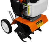 Die T-Mech Motorhacke in leuchtendem Orange mit robusten, weißen Rädern und scharfen, schwarzen Fräsen für effizientes Gartenarbeiten