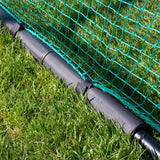 Grünes Golfnetz mit stabilen, schwarzen Halterungen und weichem, rutschfestem Material, ideal für das Üben im Freien auf Rasenflächen