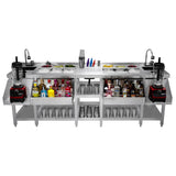 Moderne Duo-Barstation aus Edelstahl mit zwei Mixern, Gläsern, frischen Zutaten und verschiedenen Spirituosen für professionelle Barkeeper