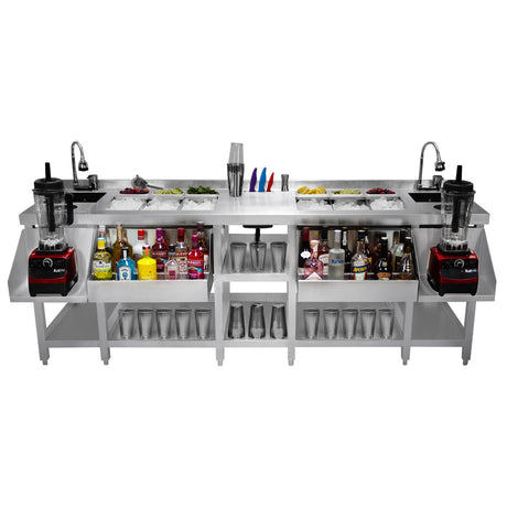 Moderne Duo-Barstation aus Edelstahl mit zwei Mixern, Gläsern, frischen Zutaten und verschiedenen Spirituosen für professionelle Barkeeper