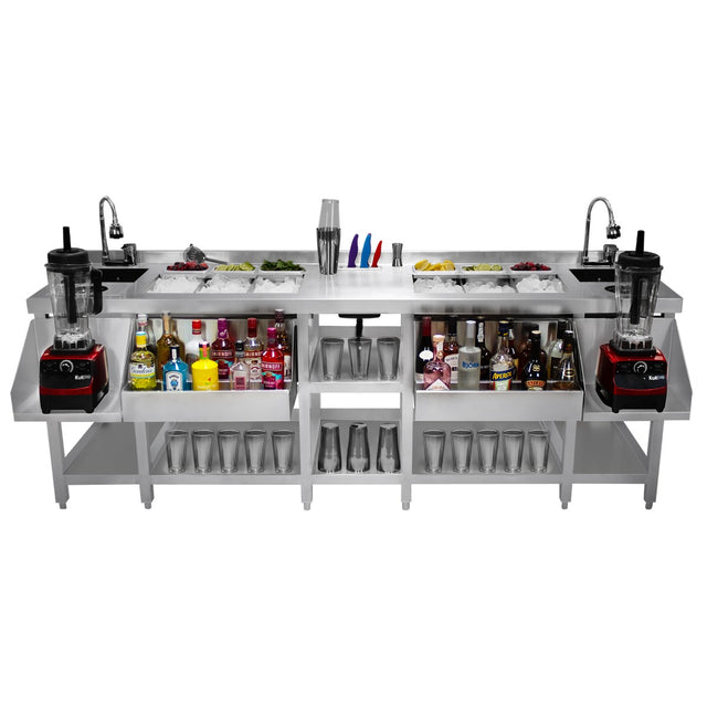Moderne Duo-Barstation aus Edelstahl mit zwei Mixern, Gläsern, frischen Zutaten und verschiedenen Spirituosen für professionelle Barkeeper