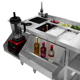 Moderne Duo-Barstation aus Edelstahl mit Mixer, Eisbehälter, frischen Zutaten und verschiedenen Spirituosen in klaren Flaschen