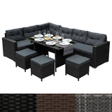 Schwarzes Polyrattan Gartenmöbel Set mit bequemen, grauen Kissen, einem eleganten Glastisch und passenden Hockern für stilvolle Außenbereiche