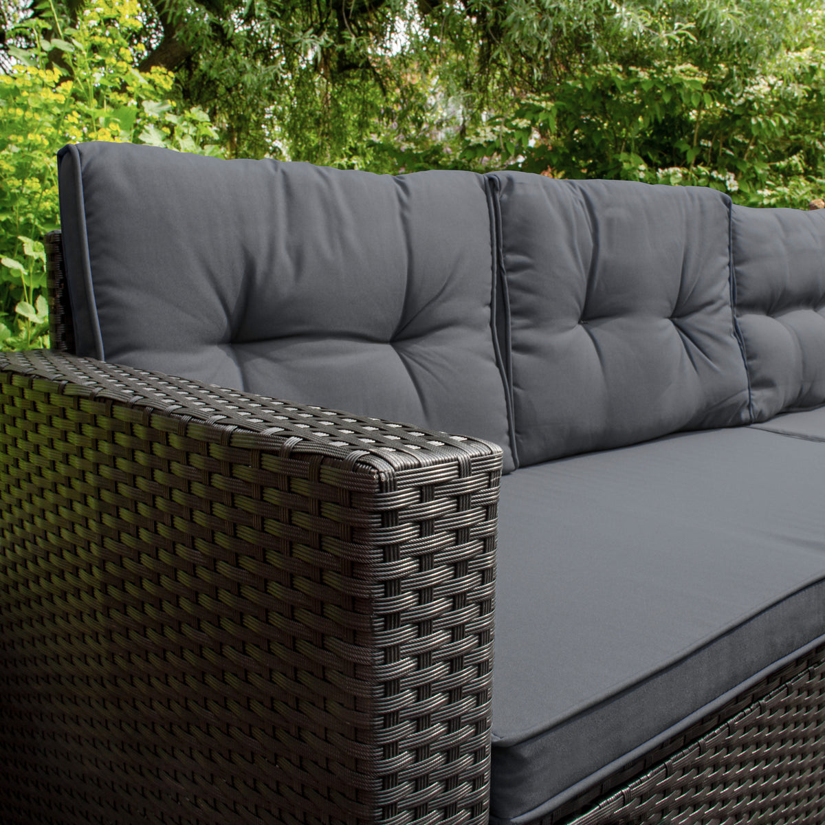Schwarzes Polyrattan Gartenmöbel Set mit bequemen, grauen Kissen, ideal für entspannte Stunden im Freien, wetterfest und stilvoll