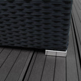 Schwarzes Polyrattan Gartenmöbel Set mit eleganten, stabilen Aluminiumfüßen auf einem modernen, strukturierten Holzdeck