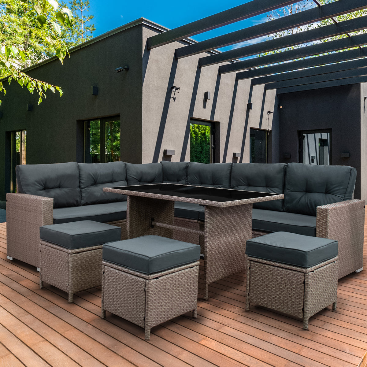 Rattan-Eckset in Grau mit bequemen, gepolsterten Sitzkissen, stilvolles Design, ideal für Terrassen und Gärten, auf Holzdeck platziert