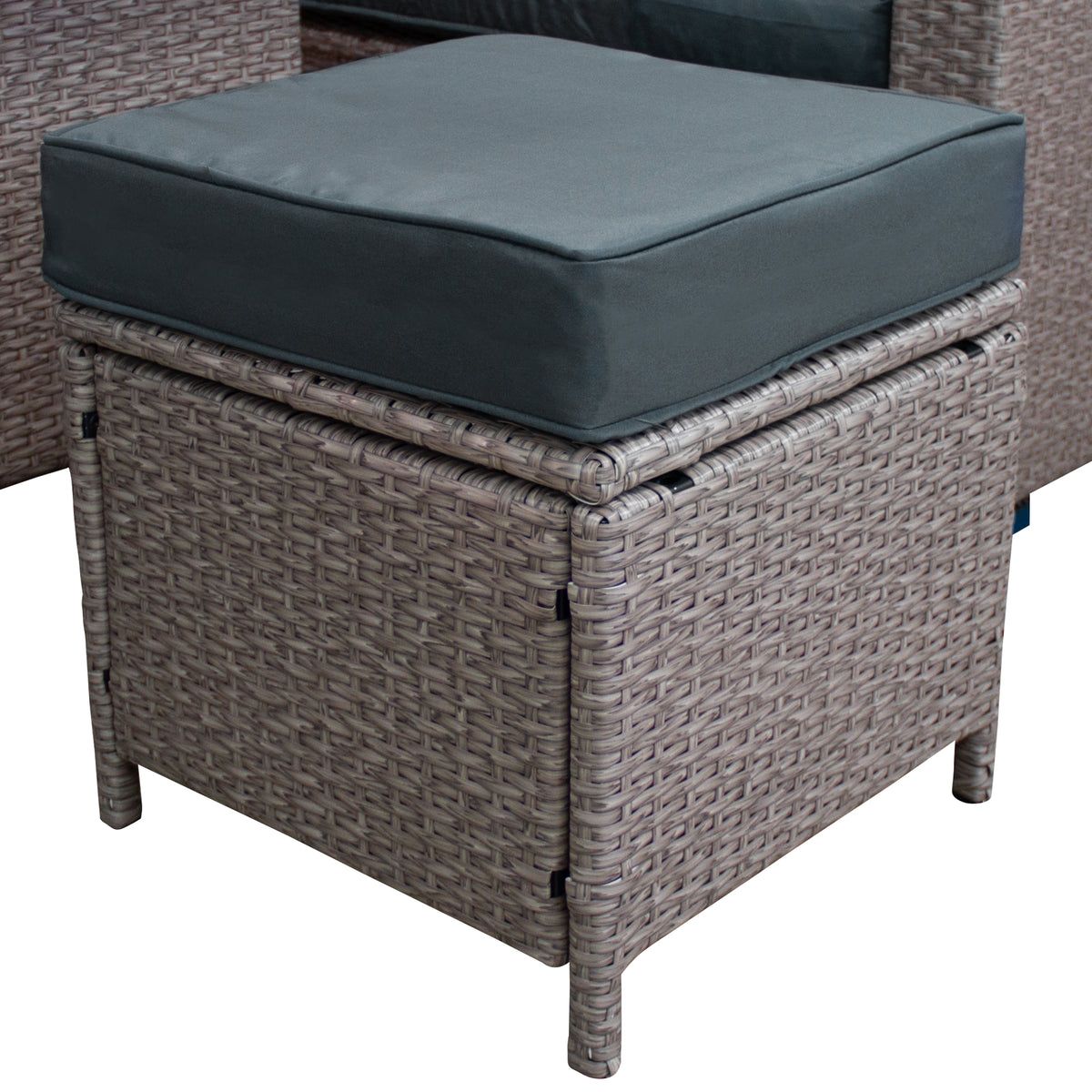 Grau geflochtenes Rattan-Eckset mit weichem, grauem Polster, ideal für Garten oder Balkon, bietet Komfort und stilvolles Design