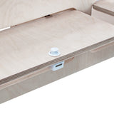 Hängeschrank aus hellem Holz mit glatten Oberflächen, abgerundeten Kanten und einem praktischen Knopfverschluss, ideal für Wohnwagen