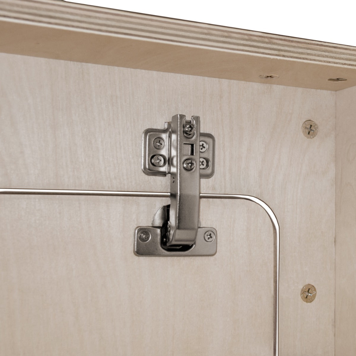 Hängeschrank für Wohnwagen aus hellem Holz mit silberner Metallbeschlägen, zeigt die Innenseite und die Scharniere für eine einfache Montage