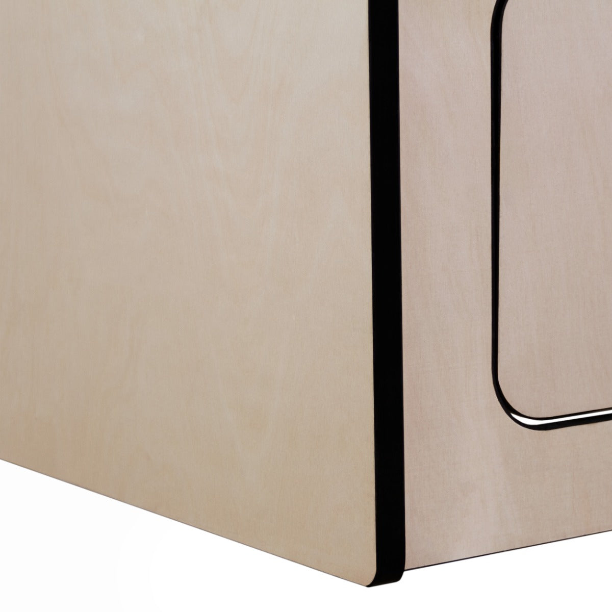 Hängeschrank für Wohnwagen aus hellem Holz mit schwarzem Rand, rechteckige Form, glatte Oberfläche und moderne, minimalistische Gestaltung