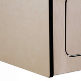 Hängeschrank für Wohnwagen aus hellem Holz mit schwarzem Rand, rechteckige Form, glatte Oberfläche und moderne, minimalistische Gestaltung