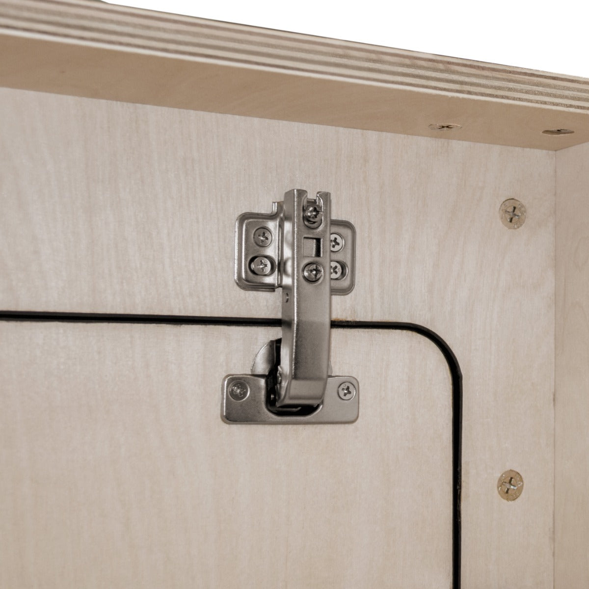 Hängeschrank für Wohnwagen mit schwarzem Rand, aus hellem Holz, zeigt silberne Scharniere und präzise Verarbeitung für langlebige Nutzung