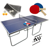 Blaues Tischtennisplatte mit Netz, zwei Schlägern in Rot und Blau, drei weißen und einem gelben Tischtennisball, stabiler Metallrahmen