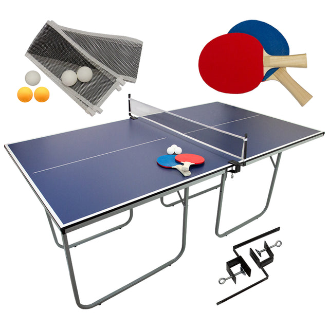Blaues Tischtennisplatte mit Netz, zwei Schlägern in Rot und Blau, drei weißen und einem gelben Tischtennisball, stabiler Metallrahmen