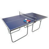 Blaues Tischtennisplatte mit stabilen Metallbeinen, zwei Tischtennisbällen in Weiß und Rot, und einem Netz in der Mitte