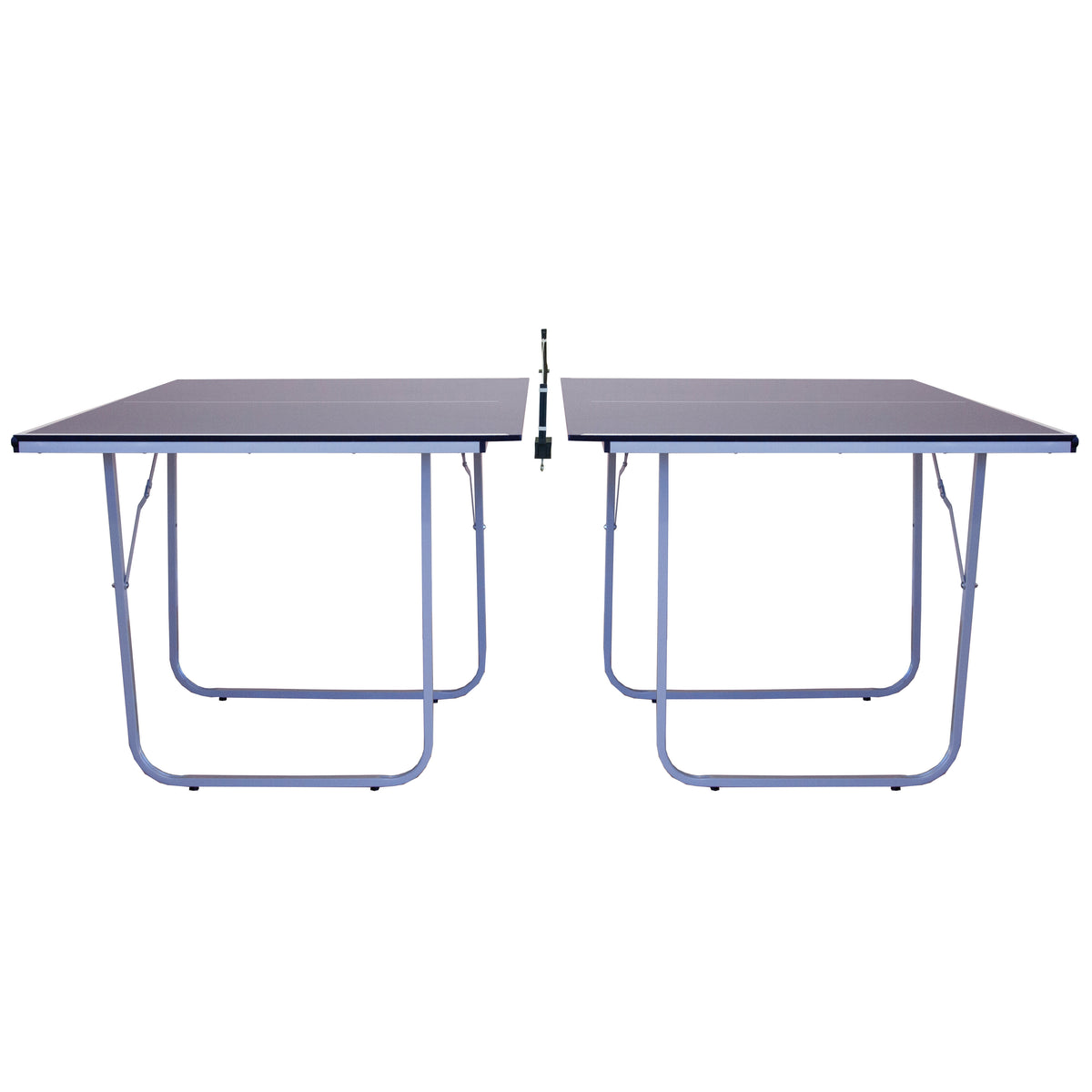 Zwei Tischtennisplatten mit stabilen Metallbeinen, eine Netzspannung sichtbar, ideal für Wettkämpfe oder Freizeit, inklusive zwei Tischtennisbälle