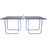 Zwei Tischtennisplatten mit stabilen Metallbeinen, eine Netzspannung sichtbar, ideal für Wettkämpfe oder Freizeit, inklusive zwei Tischtennisbälle