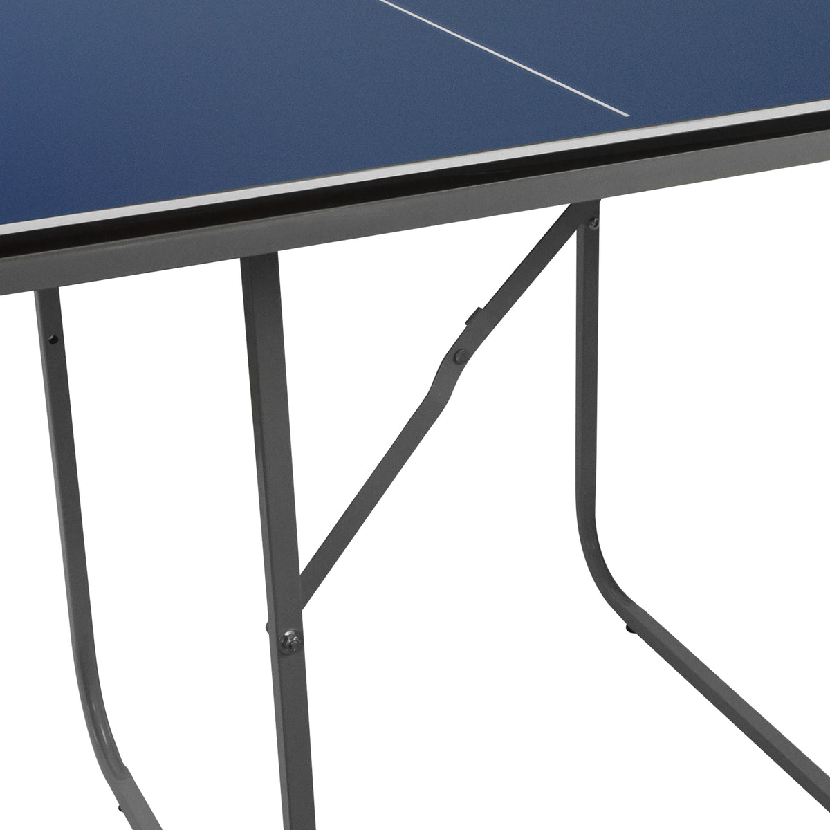 Tischtennisplatte mit blauer Oberfläche, stabilen grauen Metallbeinen und zwei zusätzlichen weißen Tischtennisbällen auf der Seite
