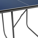 Tischtennisplatte mit blauer Oberfläche, stabilen grauen Metallbeinen und zwei zusätzlichen weißen Tischtennisbällen auf der Seite