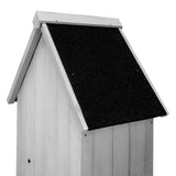 Grau gestrichenes Holz-Gartenhaus mit schwarzem, schindelartigem Dach, vertikalen Holzpaneelen und einem schlichten, modernen Design