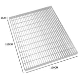 Verzinkter Gitterrost in rechteckiger Form, 1100mm x 1000mm, mit gleichmäßigen, schmalen Streben und einer Höhe von 3cm, ideal für industrielle Anwendungen