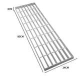 Verzinkter Gitterrost in rechteckiger Form, 800 mm lang, 240 mm breit und 30 mm hoch, mit gleichmäßigen, stabilen Streben für hohe Belastbarkeit
