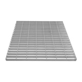 Verzinkter Gitterrost in quadratischer Form, 700mm x 700mm, mit gleichmäßigen, rechteckigen Öffnungen und glänzender, metallischer Oberfläche