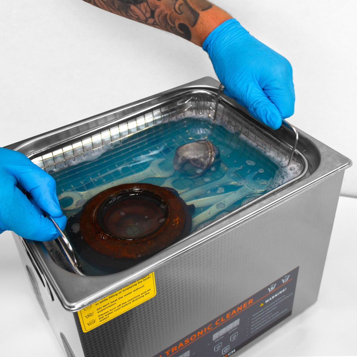 Ultraschallreiniger T-Mech mit 15L Edelstahlbehälter, blauer Flüssigkeit und einem Handgriff, ideal zur gründlichen Reinigung von Teilen
