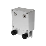 Ultraschall-Schallplattenreiniger in silberner Aluminium-Oberfläche, kompakt mit zwei schwarzen Drehknöpfen und einem Anschluss für die Stromversorgung