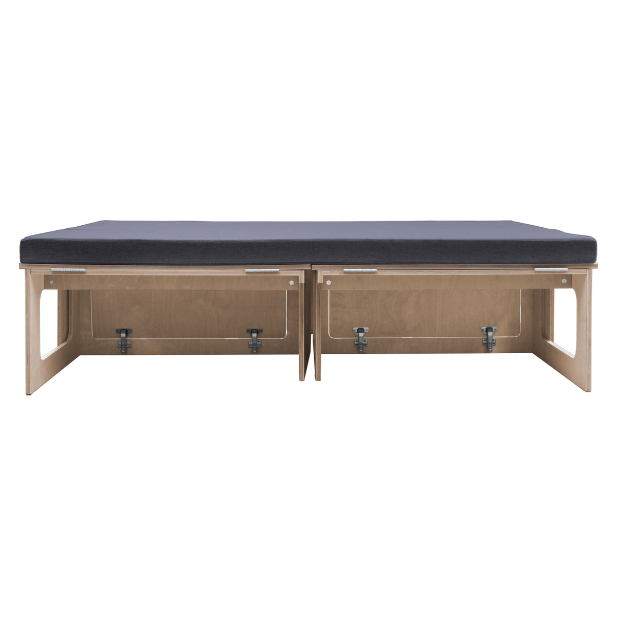 Komfortables, modernes Bett für Camper Vans mit einem stabilen Holzrahmen und einer dunklen, weichen Matratze für optimalen Schlafkomfort