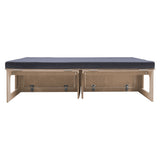Komfortables, modernes Bett für Camper Vans mit einem stabilen Holzrahmen und einer dunklen, weichen Matratze für optimalen Schlafkomfort