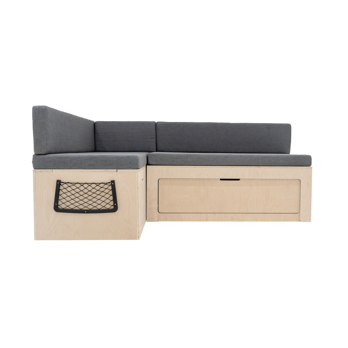L-förmiges Bett für Wohnmobile in hellem Holz mit grauen Kissen, Stauraum unter der Sitzfläche und praktischer Netztasche an der Seite
