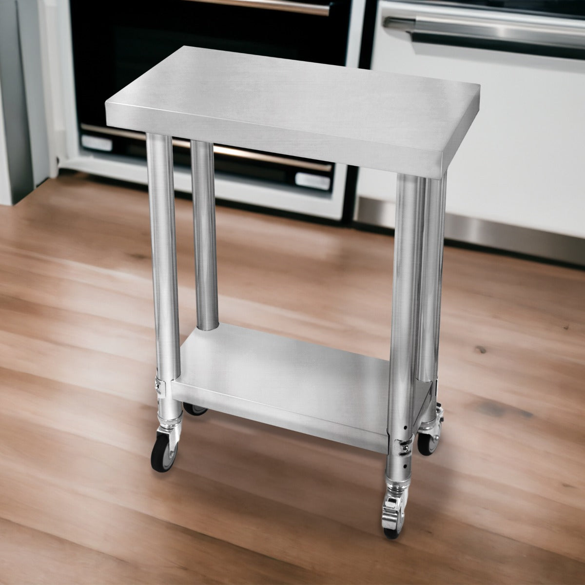 Edelstahl Arbeitstisch mit einer glatten, glänzenden Oberfläche, zwei stabilen Beinen und Rollen für einfache Mobilität, ideal für Küchen und Werkstätten