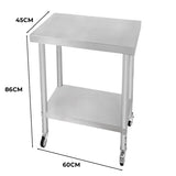 Robuster Edelstahl Arbeitstisch mit einer glatten, silbernen Oberfläche, 60 cm breit, 45 cm tief und 86 cm hoch, ausgestattet mit Rollen für Mobilität
