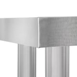 Eckansicht des KuKoo Edelstahl Arbeitstischs mit glatter, gebürsteter Oberfläche und stabilen, runden Beinen in silberner Farbe, ideal für Küchen und Werkstätten