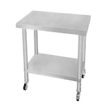 Edelstahl Arbeitstisch mit einer glatten, silbernen Oberfläche, zwei stabilen Beinen und einer praktischen Ablage, ideal für Küchen und Werkstätten