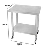 Edelstahl Arbeitstisch mit einer glatten, glänzenden Oberfläche, stabilen Beinen und praktischen Rollen, ideal für Küchen und Werkstätten
