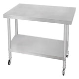 Edelstahl Arbeitstisch mit glatter Oberfläche, zwei stabilen Beinen und praktischer Ablage, ideal für Küchen und Werkstätten, mobil durch Rollen