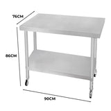 Edelstahl Arbeitstisch mit einer glatten, silbernen Oberfläche, 76 cm hoch, 90 cm breit und 86 cm tief, ausgestattet mit Rollen für Mobilität und einem unteren Regal