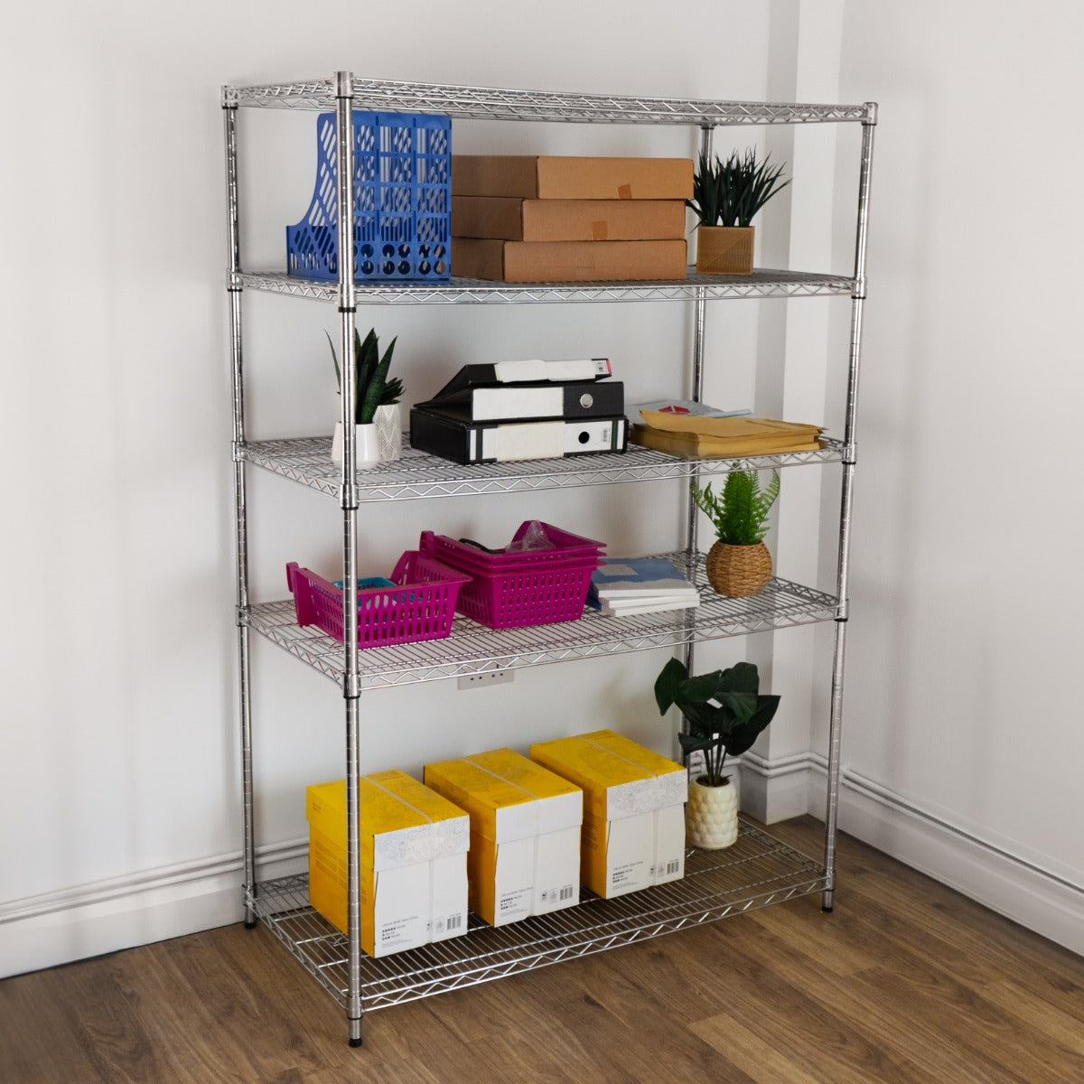 Drahtregal in silber mit fünf Ebenen, gefüllt mit bunten Körben, Pflanzen und Kartons, ideal für Lagerung und Organisation in jedem Raum