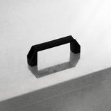 Schwarzer, rechteckiger Griff aus robustem Material, ideal für den Kohleeimer mit einer Tragfähigkeit von 350 kg, glänzende Oberfläche und moderne Form