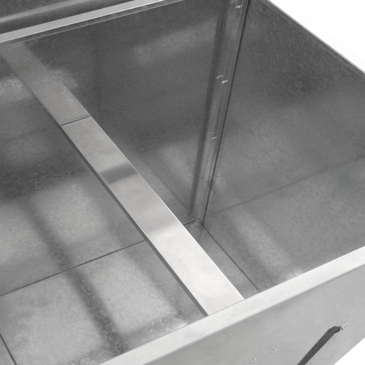 Kohleeimer aus robustem, verzinktem Stahl mit glatter, glänzender Oberfläche und stabilen Wänden, ideal für die Lagerung von bis zu 500 kg Kohle