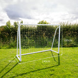 Weißes Fußballtor mit Netz, 2,4m x 1,8m, auf grünem Rasen, umgeben von Bäumen, ideal für Garten- oder Freizeitspiele, inklusive Tragetasche