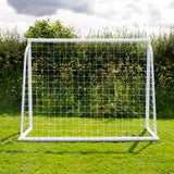 Fußballtor in Weiß mit stabilen Netz, 2,4m x 1,8m, auf grünem Rasen vor einer bewachsenen Kulisse, ideal für Training und Freizeitspiele