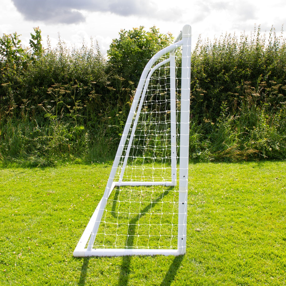 Fußballtor in Weiß, 2,4m x 1,8m, aus robustem Material, mit Netz und stabiler Konstruktion, ideal für Garten oder Sportplatz, inklusive Tragetasche
