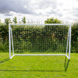 Fußballtor in Weiß mit Netz, 3,6m x 1,8m, auf grünem Rasen, umgeben von Bäumen und einem bewölkten Himmel, ideal für Outdoor-Spiele