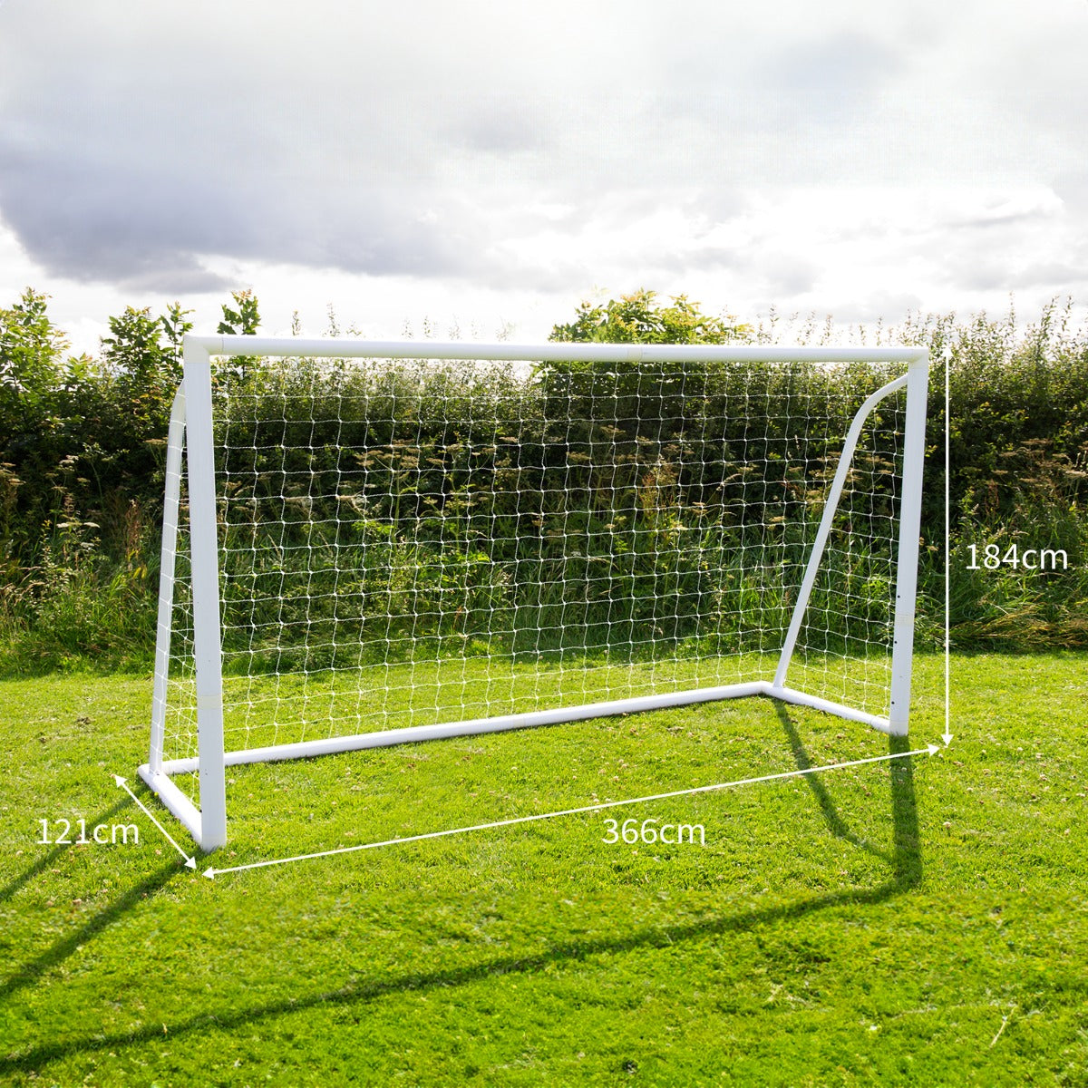 Fußballtor in Weiß mit Netz, Maße 3,6m x 1,8m, auf grünem Rasen, ideal für Garten oder Sportplatz, robust und tragbar mit praktischer Tasche