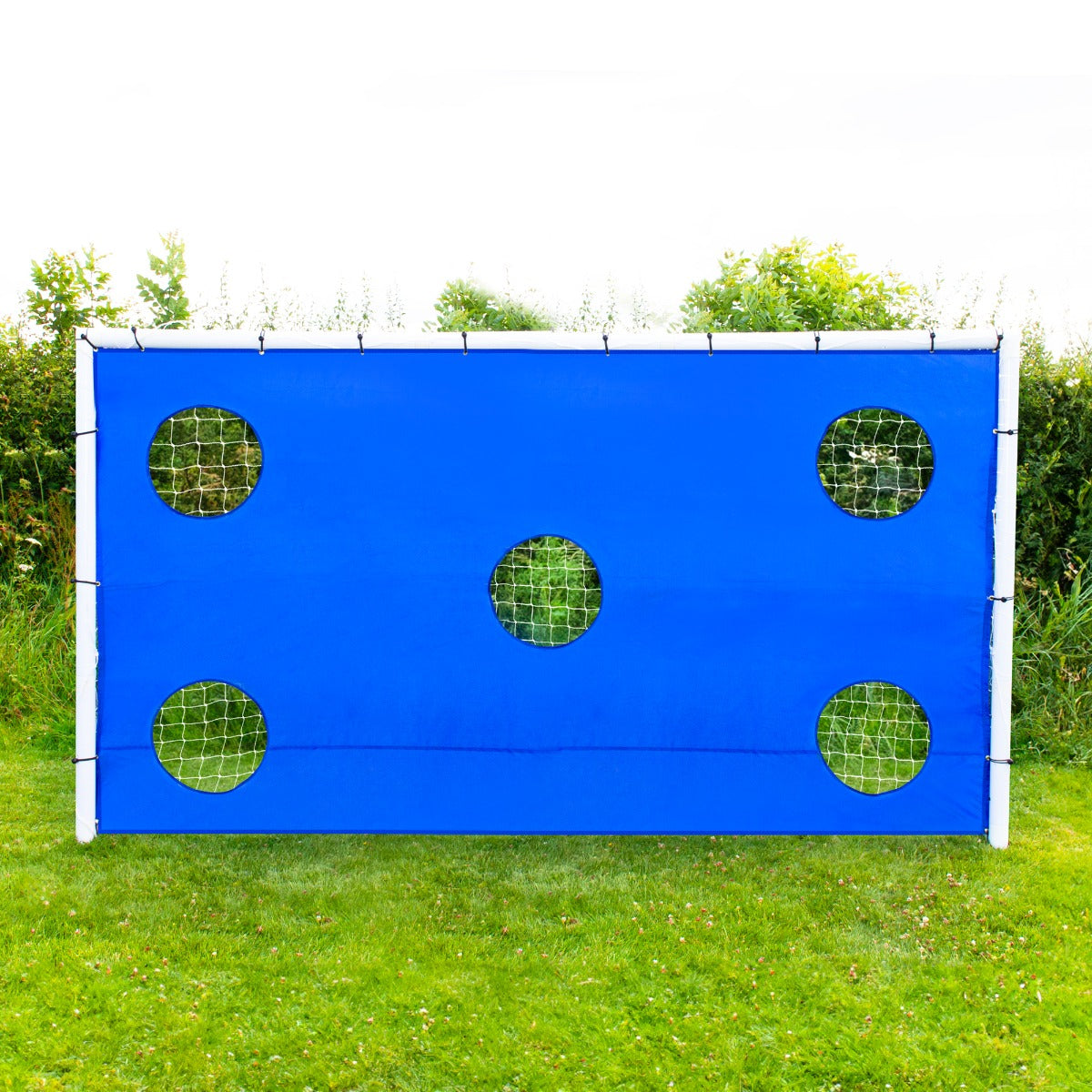 Blaues Fußballtor mit sechs Netzen, ideal für das Training, aus strapazierfähigem Material, auf grünem Rasen vor einer grünen Kulisse