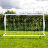 3,6m x 1,8m Fußballtor aus robustem Kunststoff mit weißem Netz, auf grünem Rasen, umgeben von Bäumen und Sträuchern im Hintergrund